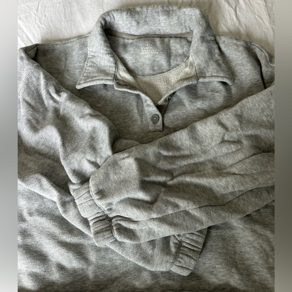 AERIE size S gray comfy collared crop sweatshirt perfect to keep cozy and layer